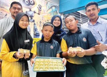 MURID-murid dan guru SK Guar Jentik melangkah setapak ke hadapan apabila menghasilkan produk Yummy Gummy Mango menggunakan mempelam harumanis. 
– UTUSAN/ASYRAF MUHAMMAD