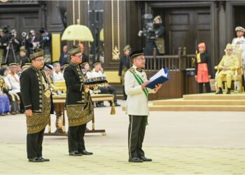 ANWAR Ibrahim semasa mempersembah ucapan tahniah dan taat setia mewakili kerajaan dan rakyat di hadapan Sultan Ibrahim, sempena Istiadat Pertabalan baginda sebagai Yang di-Pertuan Agong Ke-17 di Istana Negara, semalam.