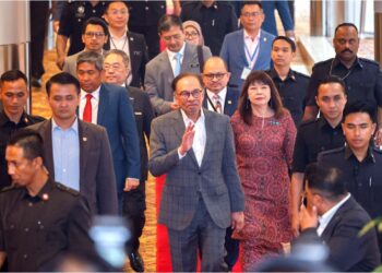 PERDANA Menteri, Datuk Seri Anwar Ibrahim tiba bagi merasmikan Persidangan Cukai  Kebangsaan 2024 di Pusat Konvensyen Kuala Lumpur, semalam. – UTUSAN/SHIDDIEQIIN ZON