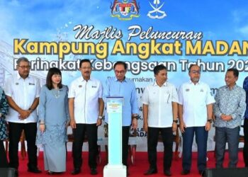 ANWAR Ibrahim (tengah) merasmikan Majlis Pelancaran Kampung Angkat Madani Peringkat Kebangsaan 2024 di Kampung Chengal Lempong, Kuantan, Pahang, semalam. – UTUSAN/SHAIKH AHMAD RAZIF