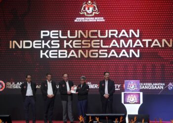 Perdana Menteri, Datuk Seri Anwar Ibrahim menerima buku Laporan Indeks Keselamatan Negara daripada Ketua Pengarah Keselamatan Negara, Datuk Raja Nushirwan Zainal Abidin pada Majlis Perasmian Bulan Keselamatan Negara 2024 di Pusat Konvensyen Antarabangsa Putrajaya (PICC) di sini, hari ini. - UTUSAN/FAISOL MUSTAFA