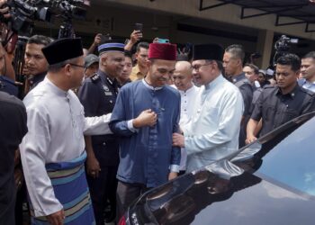 ANWAR Ibrahim menunaikan solat Jumaat di Surau Nurul Ikhlas, Seri Kembangan.- UTUSAN/FAISOL MUSTAFA