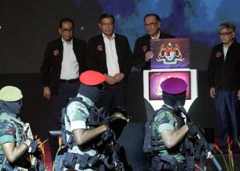 PERDANA Menteri, Datuk Seri Anwar Ibrahim ketika gimik merasmikan Bulan Keselamatan Negara 2024 di Pusat Konvensyen Antarabangsa Putrajaya (PICC) di sini, hari ini. - UTUSAN/FAISOL MUSTAFA