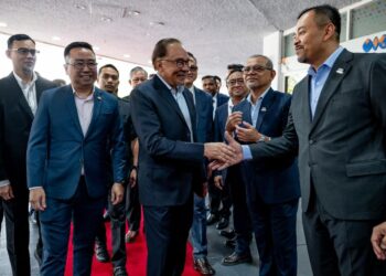 KERANGKA Ekonomi Madani yang memeta strategi untuk pertumbuhan ekonomi Malaysia serta mengenal pasti industri pertumbuhan baharu, telah mula mencipta hasil positif terhadap pengembangan berterusan ekonomi negara. - GAMBAR ANWAR IBRAHIM