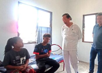 Pengasas dan Penasihat YMFH dan Berjaya Corporation Berhad, Tan Sri Vincent Tan  bersama keluarga yang menerima bantuan rumah daripada YMFH di Kampung Sungai Bindu, Chenderiang, Tapah hari ini. - UTUSAN/MEGAT LUTFI MEGAT RAHIM