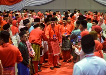 MOHAMAD Hasan bersalaman dengan perwakilan pada Mesyuarat Perwakilan UMNO Bahagian Rembau 2024 di Seremban hari ini.-UTUSAN/MOHD. SHAHJEHAN MAAMIN.