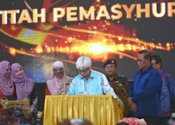 TUANKU Muhriz Ibni Almarhum Tuanku Munawir berkenan menyempurnakan Majlis Pemasyuran Kolej Tingkatan Enam Tuanku Muhriz di Seremban hari ini.-UTUSAN/MOHD. SHAHJEHAN MAAMIN.