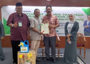 MD. ISRAK Abdullah (dua dari kanan) menyampaikan surat penghargaan  kepada ahli peladang yang berjaya menjual buah kelapa sawit kepada PPK Pekan Nanas, Pontian.