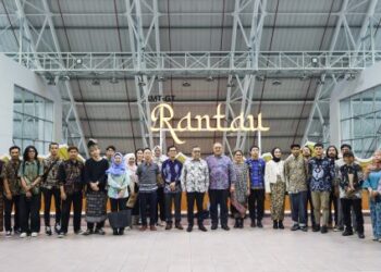 Pengerusi Lembaga Pembangunan Seni Visual Negara (LPSVN), Shaik Rizal Sulaiman dan Ketua Pengarah Balai Seni Negara, Amerrudin Ahmad bergambar bersama kurator dan artis Pameran IMT-GT: Rantau