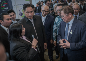 ABANG Johari Tun Openg (kanan) melawat tapak pameran pada program MBOT Experts Network In Technology, Innovation and Cooperative Event (ENTICE) 2024 di Le Meridien Putrajaya di sini, hari ini.-UTUSAN/FAIZ ALIF ZUBIR