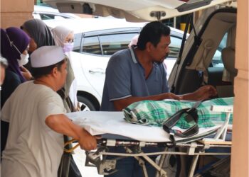 AHLI keluarga menuntut jenazah Muhammad Akil Syauqi Nur Sufyan yang meninggal dunia selepas termakan keropok mengandungi racun tikus di Jabatan Forensik Hospital Pulau Pinang, semalam. – UTUSAN/IQBAL HAMDAN