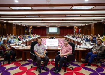 RAFIZI Ramli (tengah, kanan) bersama Ahmad Samsuri Mokhtar dalam pada Sesi Libat Urus Bersama Kerajaan Negeri Terengganu Mengenai Pelaksanaan Inisiatif Pemerangkaan, Penggunaan dan Penyimpanan Karbon (CCUS) di Kuala Terengganu semalam. - UTUSAN/PUQTRA HAIRRY ROSLI