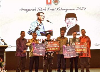 BAHA Zain (tiga dari kanan) menerima anugerah TPK 2022 Peringkat Pusat daripada Dr. Tan Awang.