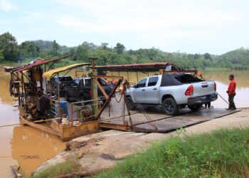 PERKHIDMATAN feri di Pasir Kelang, Kuala Krai, Kelantan masih beroperasi walaupun berdepan musim kemarau. – UTUSAN/KAMARUL BISMI KAMARUZAMAN