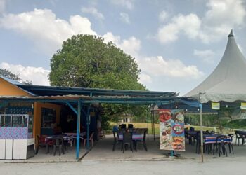 RAMAI pelanggan yang datang untuk menjamu selera di Warung Gorgon di Kampung Tanjung Air Hitam, Pontian, Johor kecewa setelah diberitahu tiada sajian udang galah.