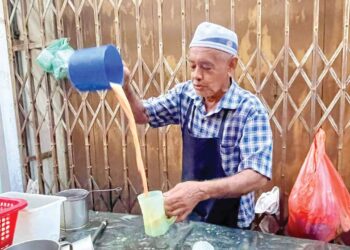 RAZAK Mohamed Abdullah menyiapkan teh tarik yang dijual pada harga 50 sen secawan di gerainya di Alor Setar, Kedah.