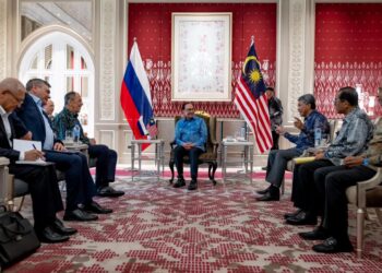 ANWAR Ibrahim menerima kunjungan hormat Sergey Lavrov di Seri Perdana, Putrajaya, semalam. – FACEBOOK ANWAR IBRAHIM