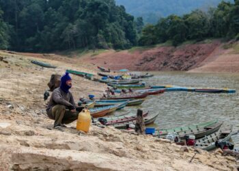 TASIK Gubir yang menempatkan Empangan Muda adalah antara kawasan takungan air utama di negara ini 
yang mengalami penyusutan air yang drastik akibat cuaca panas dan ketiadaan hujan sejak lebih sebulan 
lalu.  UTUSAN/SHAHIR NOORDIN