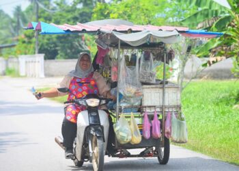 CHE Nor Hazawani Che Mood menggunakan motosikal roda tiga  menjual pelbagai jenis keperluan memasak untuk penduduk dua buah kampung dekat Kuantan, Pahang sejak 10 tahun lalu.