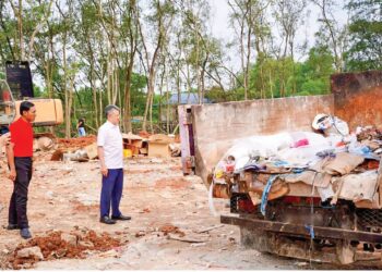 LIEW Chin Tong (kanan) memeriksa sebuah lori di tapak pembuangan sampah haram di Kampung Orang Asli Sungai Temon, Perling.