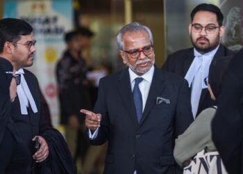 MUHAMMAD Shafee Abdullah mewakili Najib Tun Razak dalam prosiding di Mahkamah Tinggi Kuala 
Lumpur, semalam.  UTUSAN/M. FIRDAUS M. JOHARI