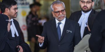 MUHAMMAD Shafee Abdullah mewakili Najib Tun Razak dalam prosiding di Mahkamah Tinggi Kuala 
Lumpur, semalam.  UTUSAN/M. FIRDAUS M. JOHARI