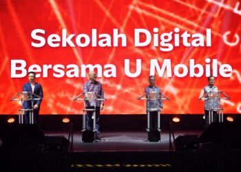 FAHMI Fadzil (dua dari kanan) bersama Ketua Pegawai Eksekutif U Mobile, Wong Heang Tuck (dua dari kiri) ketika melakukan gimik pada Majlis Pelancaran dan Perasmian Sekolah Digital Bersama U Mobile di Nexus Bangsar South di sini hari ini. UTUSAN/SYAKIR RADIN