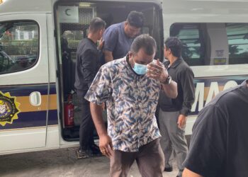 Sebahagian daripada lapan individu ditahan SPRM kerana disyaki menyogok penguat kuasa sebagai balasan bagi melindungi aktiviti perniagaan warga asing yang menggunakan lesen ali baba di Kuala Lumpur.