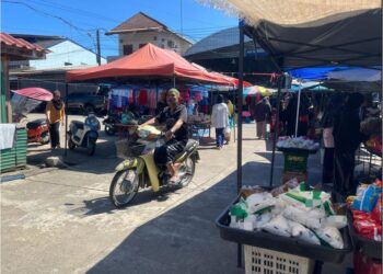 BEKALAN gula dan minyak masak dari Malaysia dijual secara terbuka di pasar sehari dan pasar runcit di wilayah Selatan Thailand.– UTUSAN/AIMUNI TUAN LAH