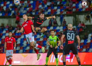 Penyerang Sabah, Ramon Machado dicabar pemain Terengganu dalam perebutan bola di udara pada aksi suku akhir kedua di Stadium Likas semalam.-IHSAN SABAH FC