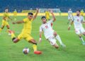 AKSI Safawi Rasid ketika final Pestabola Merdeka edisi lalu ketika menentang Tajikistan di Stadium Nasional Bukit Jalil yang turut menyaksikan keadaan padang yang kurang memuaskan.
