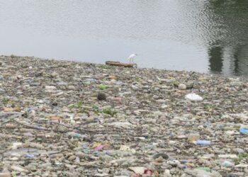 TIMBUNAN sampah memenuhi di Kolam Takungan Delima, Jinjang ketika tinjauan di Kuala Lumpur semalam. Masalah pembuangan sampah yang kritikal sentiasa menjadi isu yang tidak berpenghujung di Malaysia walaupun pelbagai cara dilakukan. - UTUSAN/FARIZ RUSADIO