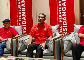 RONALD Kiandee (kiri), Ahmad Faizal Azumu (tengah) dan Hamzah Zainudin semasa sidang akhbar sempena sesi taklimat peraturan Persidangan Bersatu di Kota Kinabalu hari ini.