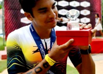 SYED SADDIQ Syed Abdul Rahman menunjukkan trofi yang dimenangi selepas menamatkan larian pada kedudukan ketiga terbaik dalam acara 113 Triathlon Desaru 2024.