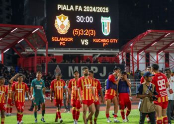 PEMAIN-Pemain Selangor meraikan kejayaan mara ke separuh akhir Piala FA selepas menang ke atas Kuching City di Stadium Bandaraya Petaling Jaya, kelmarin.-UTUSAN/MUHAMAD IQBAL ROSLI