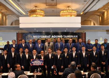 NAIB Presiden Majlis Olimpik Malaysia (MOM) Megat Zulkarnain Omardin (tengah) bergambar bersama pemain-pemain sepak takraw negara pada Mesyuarat Agung Tahunan Persatuan Sepaktakraw Malaysia (PSM) Tahun 2024 semalam.-IHSAN FB PSM