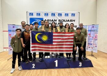 BARISAN pemain negara bersama trofi masing-masing selepas upacara penyampaian hadiah pada Kejohanan Skuasy Beregu Asia 2024 di Arena Emas, Skudai, Johor, semalam. - Ihsan SRAM