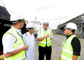 DATUK Azman Shah Mohd. Yusof (dua dari kanan) bersama pengguna pelabuhan dan pihak berkepentingan semasa tinjauan di Southpoint, Northport, Pelabuhan Klang, Selangor.