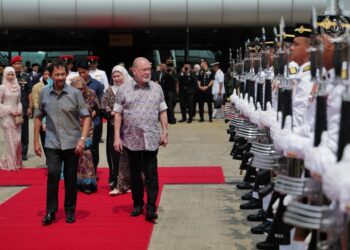 SERI Paduka Baginda Yang di-Pertuan Agong Sultan Ibrahim berkenan berangkat mengiringi keberangkatan pulang Seri Baginda Sultan Brunei.