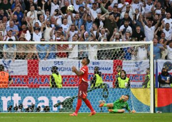 PERTAHANAN Switzerland Manuel Akanji menunjukkan riak muka kecewa selepas gagal menyempurnakan sepakan penalti ketika menentang England di suku akhir Euro 2024 di Duesseldorf Arena awal pagi tadi.-AFP