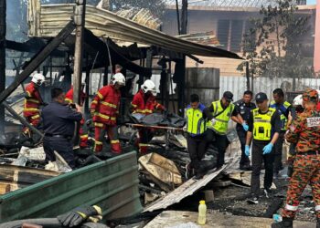 MAYAT mangsa OKU dibawa keluar oleh anggota bomba untuk diserahkan kepada pihak polis dalam kejadian kebakaran tiga buah rumah di Kampung Bahagia Jaya, Jalan Teku, Sibu.