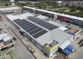 TF Value Mart di Bera, Pahang yang telah dilengkapi dengan solar di atas bumbung.