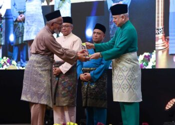 AHMAD Husni Hasan menerima Anugerah Tokoh Maal Hijrah Negeri Perak daripada Sultan Nazrin Muizzuddin Shah bagi tahun 1446 Hijrah di Ipoh hari ini. - UTUSAN