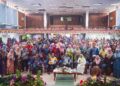 SHAFRUDDIN Ali Hussin (duduk, tengah) bersama peserta Kolokium Penyelidikan Psikologi dan Kaunseling Kementerian Pendidikan Tahun 2024 di Institut Pendidikan Guru, Kampus Dato’ Razali Ismail, Kuala Terengganu, semalam. – UTUSAN/PUQTRA HAIRRY ROSLI
