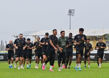 PARA pemain Terengganu FC (TFC) menjalani sesi latihan menjelang perlawanan separuh akhir pertama Piala FA di Kompleks Sukan Gong Badak. -UTUSAN/PUQTRA HAIRRY