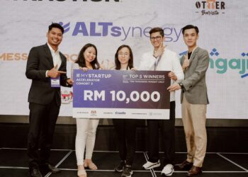 5 startup terbaik (dari kiri: Nakngaji, messenger.ai, Otter Barista, ALT Synergy, Axtraction AI) masing-masing membawa pulang RM10,000 dan akan menyertai
program eksklusif MYStartup Market Access.