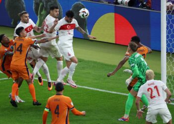 PERTAHANAN Turkiye, Samet Akaydin melonjak tinggi untuk menanduk bola ke gawang Belanda bagi gol pertama pasukannya pada aksi suku akhir Euro 2024 di Olympiastadion Berlin awal pagi tadi.-AFP