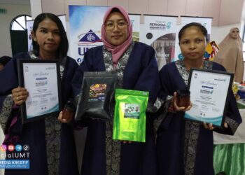 Nur Farizan Hassan bersama peserta kursus pembuatan dan penyediaan makanan  Program Yayasan PETRONAS empower ECER Latihan Kemahiran dan Keusahawanan .