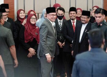 Anwar Ibrahim beramah mesra dengan pengamal undang-undang syariah ketika hadir pada Konvensyen Memartabatkan Perundangan dan Kehakiman Syariah Malaysia di Putrajaya semalam. – UTUSAN/FAISOL MUSTAFA