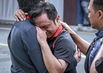 BAPA kepada kanak-kanak yang maut jatuh pangsapuri dari tingkat 16 tidak dapat menahan kesedihan di Jabatan Forensik, Hospital Putrajaya. – UTUSAN/FAIZ ALIF ZUBIR